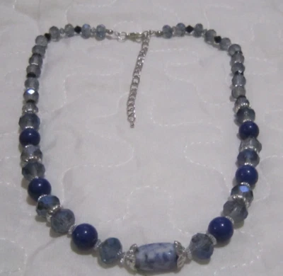 Collar plateado sobre sodalita de latón con cristal y cuentas Foto 1 de 4