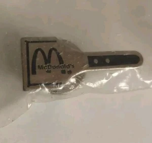 McDonalds Spatel Mitarbeiter Abzeichen Anstecknadel Hutnadel BRANDNEU IN VERPACKUNG - Bild 1 von 6