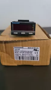 Honeywell Udc700 Dc70-3100100 Universal Controller - Picture 1 of 3