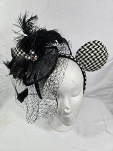 Diadema Orejas de Minnie Mouse Pata de Gallo Parques Disney Red Sombrero Plumas Joya Negra - Imagen 1 de 3