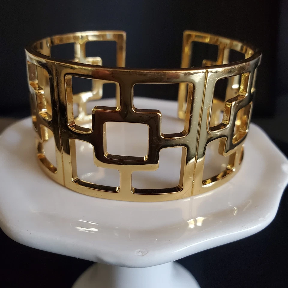 Brazalete Brazalete Ancho Trina Turk Tono Dorado Ladrillo Logo Firmado Elegante Pequeño Foto 1 de 4