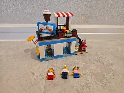 LEGO 31077 Creator 3 in 1 Building Set Modular Sweet Surprises Incomplete - Image 1 of 4