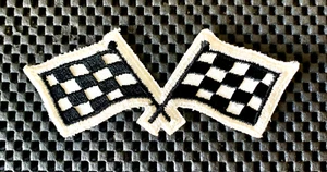 BANDERAS A CUADROS AUTO CARRERAS BORDADO COSER SOLO PARCHE NASCAR WIN 5" X 2" NUEVO DE STOCK - Imagen 1 de 2