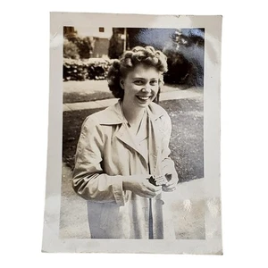 Vtg Beautiful Young Lady Smiling Original Monochrome Photography Found Snapshot - Picture 1 of 4