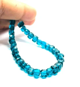 Cubo 3D facetado de cuarzo verde pavo real caja collar cuentas tamaño 8 mm, hilo de 8 pulgadas. - Imagen 1 de 5