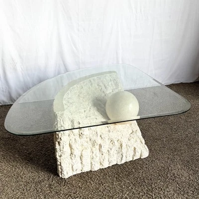 Café triangular de piedra teselada posmoderno Foto 1 de 4