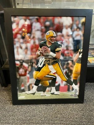 BRETT FAVRE GREEN BAY PACKERS  FRAMED 16X20 PHOTO MOUNTED MEMORIES FAVRE - Image 1 of 4