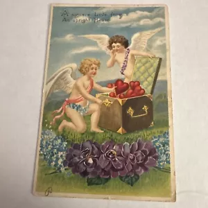 Postal de San Valentín en relieve Cupido Querubines apertura cofre de corazones - Imagen 1 de 2