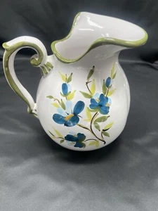 Brocca italiana in ceramica Nora Fenton, motivo floreale con sigillo in lamina e firma - Foto 1 di 11