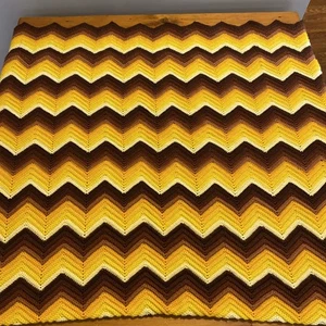 Chevron gehäkelte afghanische Decke braun gelb 65”x49” Handarbeit wunderschön! - Bild 1 von 3