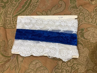 Elegante ribete de encaje floral blanco con cinta de terciopelo azul real - 58" de largo x 5" de ancho Foto 1 de 4