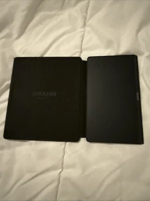 Kindle Oasis 8a Generazione 4GB Lettore Elettrico con Cover di Ricarica in Pelle Nera - Immagine 1 di 4