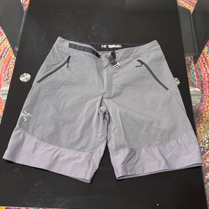 Arc'teryx Gray Hiking Shorts Mens Medium M 33 Relaxed Zip Pockets Outdoor Z2 - Picture 1 of 6