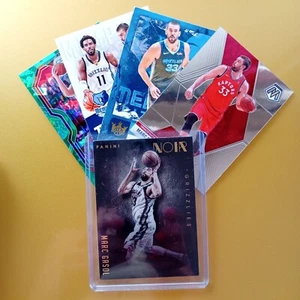 Lotto 5 Panini-MARC GASOL-Noir 2014 65/70-Prizm 2020-Mosaico 2019-Prestige-Courtkin - Foto 1 di 13
