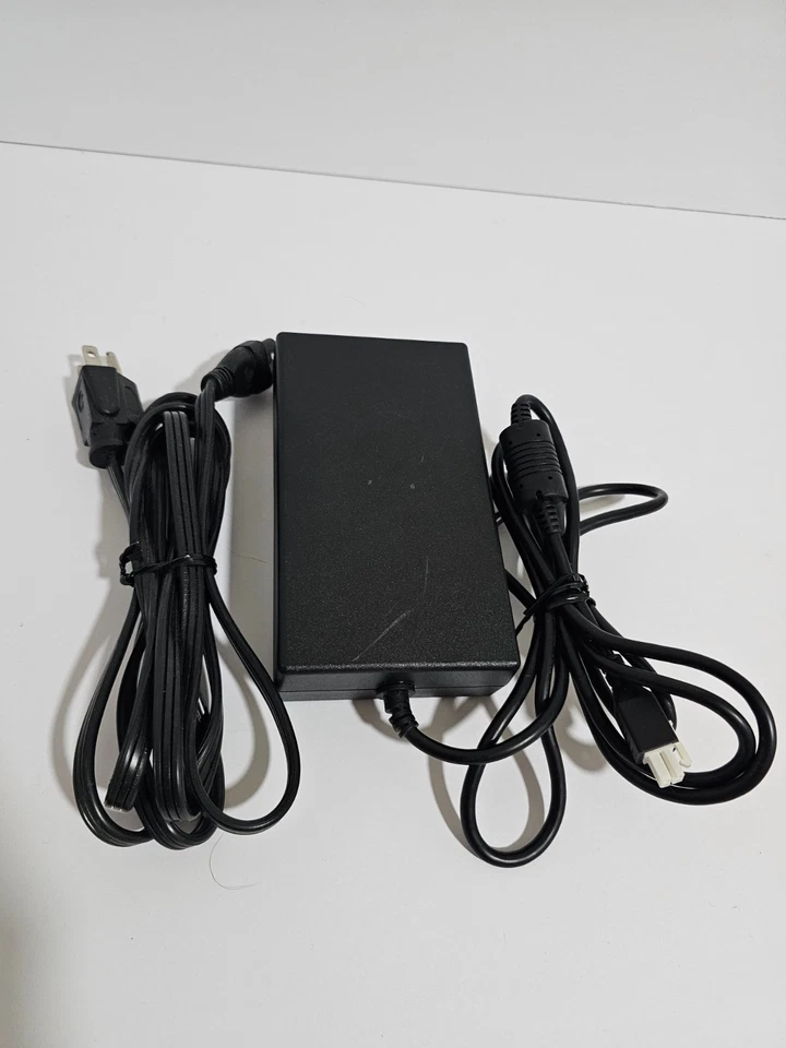 Fuente de alimentación de CA PoE Cisco FPR1K-DT-PWR-AC Firepower 1010 y 1010E 115 W Foto 1 de 1