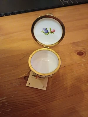 A Fine Handcrafted Porcelain Trinket Or Pill Box Which Is By Delprado E.P.47 - Image 1 of 4