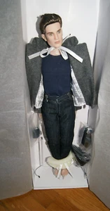 Muñeca tonelaje de 17" de Crepúsculo la película Edward Cullen - Imagen 1 de 8