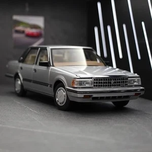 XiaoGuang Modell 8250613S-2 1/18 Crown MS122 silber / beige Innenausstattung Modellauto - Bild 1 von 10