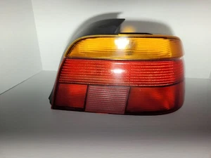 Luz trasera lateral del pasajero BMW 528i 1997-2000 (sedán) - Imagen 1 de 5