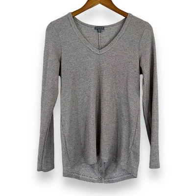 Top Lilla P manga larga tejido gofre cuello en V XS negro blanco rayas botones traseros Foto 1 de 4