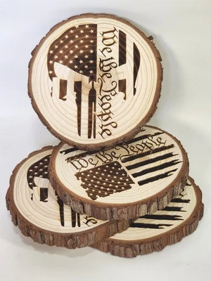 Rebanada de madera - Juego de 4 - Posavasos para bebidas - 3,5" - Castigador - "Nosotros el pueblo" Nuevo Foto 1 de 4