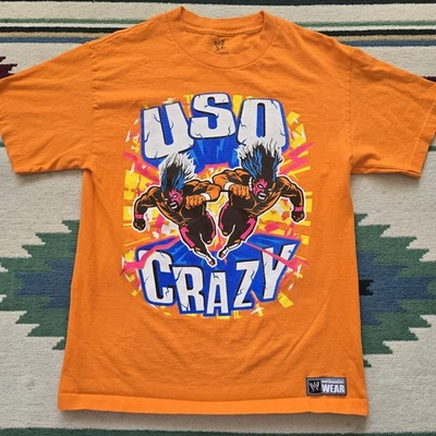 Camiseta WWE Auténtica Uso's USO Crazy M Jimmy Jey Yeet Naranja Foto 1 de 4