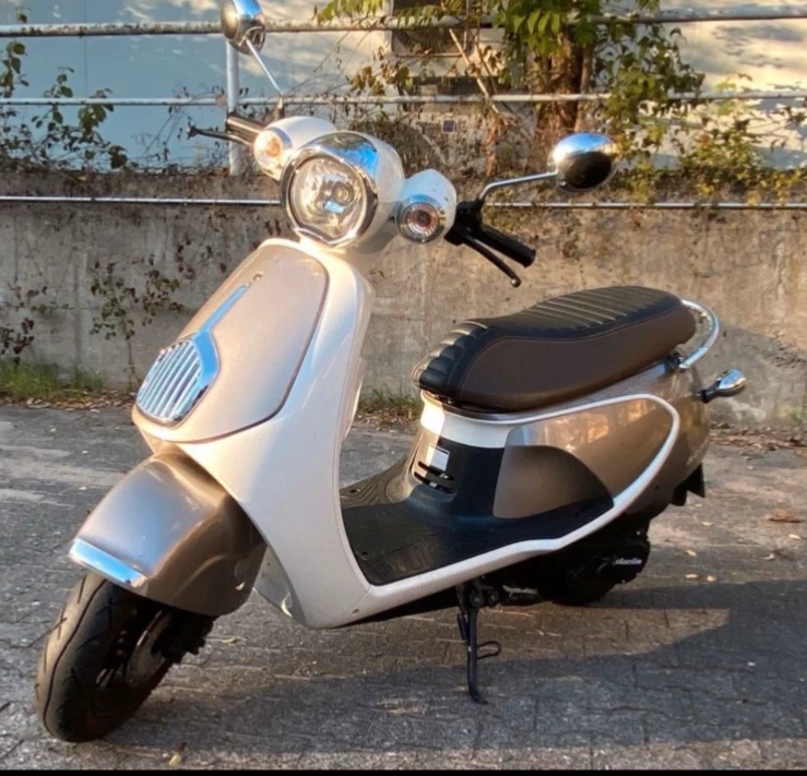 Roller / Daelim / Retro Style / 125 ccm 4200 km - Bild 1 von 4