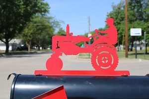 Traktor und Fahrer Metall Briefkasten Topper 8,5 cm hoch rot - Bild 1 von 3