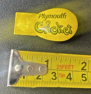 CLICKER CRICKET PLYMOUTH VINTAGE ANNI 70 2" LATTA/METALLO HTF PUBBLICITÀ PROMO 70S - Foto 1 di 4