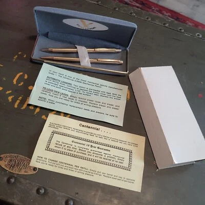Juego de bolígrafos y lápices mecánicos vintage centenarios en tono dorado en estuche de terciopelo gris Nuevo de Lote Antiguo Foto 1 de 4