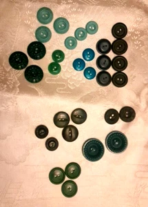 Lote de colección de plástico celuloide blues verdes botones artesanías de costura 1930 a 1980 - Imagen 1 de 5