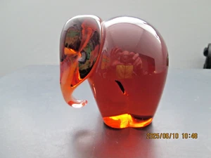VINTAGE WEDGWOOD AMBER GLASS ELEPHANT TRUNK DOWN PAPERWEIGHT 10 cm - Picture 1 of 4