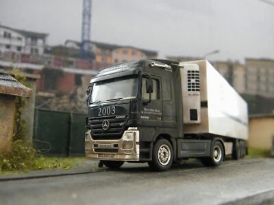 1:87 - Herpa - Mercedes-Benz Actros frigorifero sporcato patinato autocostruito  - Immagine 1 di 4