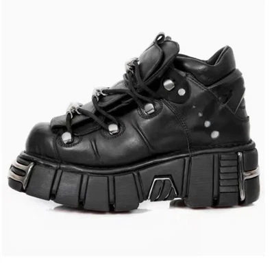 Scarpe donna stile punk tacco altezza 6 cm stivaletti gotici rock decoro metallo nero - Immagine 1 di 4