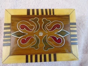 Caja de baratija vintage pequeña con bisagras de madera tallada hecha en Marruecos 2x3x4" - Imagen 1 de 6