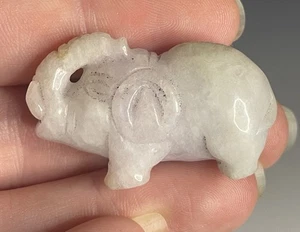 Elefante cinese in lavanda e giada verde intagliato a mano XX secolo Netsuke Toggle - Foto 1 di 8