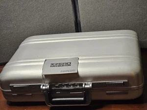 Vintage Zero Halliburton 4A-SI Aluminium Attaché Aktenkoffer Zahlenschloss Neu mit Etikett - Bild 1 von 11