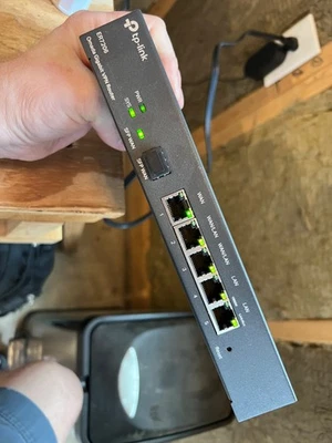 TP-Link ER7206 Omada Gigabit VPN Router - Image 1 of 4