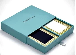 Due mazzi di carte da gioco Tiffany & Co. Nuovo sigillato nella scatola. Bianco e nero - Foto 1 di 8