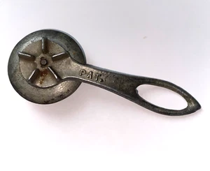 Utensile da cucina taglia crosta bordo crosta torta alluminio vintage ~ anni '40 - Foto 1 di 5
