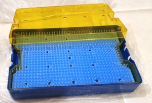 "Scatola disinfettante doppio strato autoclavabile con tappetino in silicone 6""x10"" x 1,75" - Foto 1 di 5