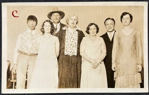 Echt Foto Postkarte RPPC ~ 8 Jugendliche im Kostüm zum Spielen ~ Mann als Frau verkleidet - Bild 1 von 3