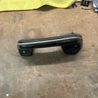 Apoio de braço lateral direito Datsun 510 puxar Handel  - Imagem 1 de 4