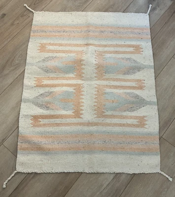 Alfombra tradicional inspirada en el suroeste pequeña 27 1/2"x 35 1/2", pasteles suaves Foto 1 de 3