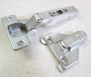 One BLUM CABINET HINGE (70T555-01.01) w/ Quick Release Clip (175L603-01.21) - Picture 1 of 3