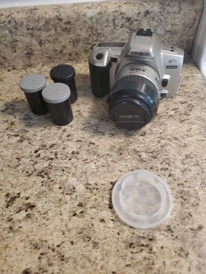 Cámara réflex Minolta Maxxum QTsi 35 mm con lente 35-80 mm 1:4 (22)-5,6 película de 3 rollos Foto 1 de 4