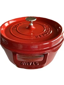 Horno holandés Staub hierro fundido esmaltado hecho en Francia cocotte 4 cuartos rojo cereza 24 - Imagen 1 de 12