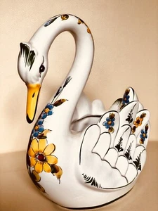 Wunderschöner Schwan, Handarbeit Portugal, mehrfarbige Motive Floral! 70 er! - Bild 1 von 12