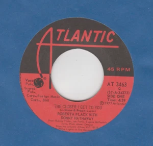 45 RPM- 7'' - ROBERTA FLACK / THE CLOSER I GET TO YOU - LOVE IS THE HEALING - Picture 1 of 2
