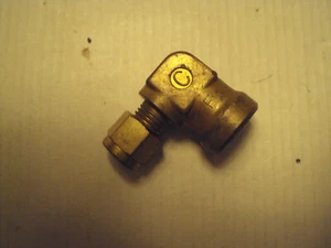 B-400-8-4, Swagelok Female Elbow 1/4" tube by 1/4 female npt, brass - Picture 1 of 1